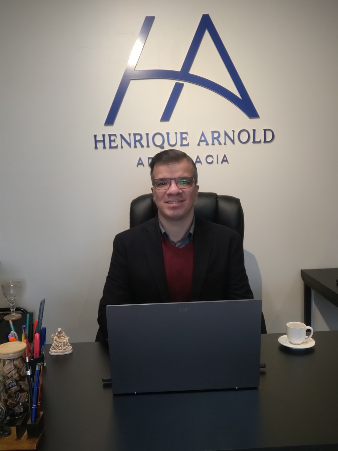 Henrique Arnold no escritório Henrique Arnold Advocacia, em Novo Hamburgo