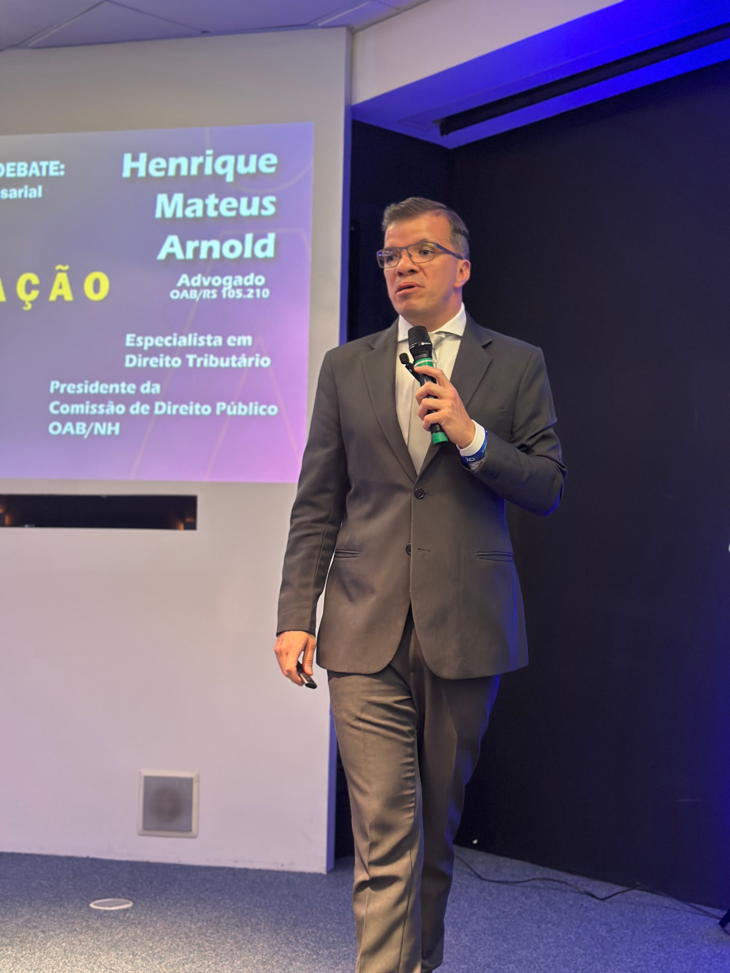 Henrique Arnold durante palestra na ACI de Novo Hamburgo